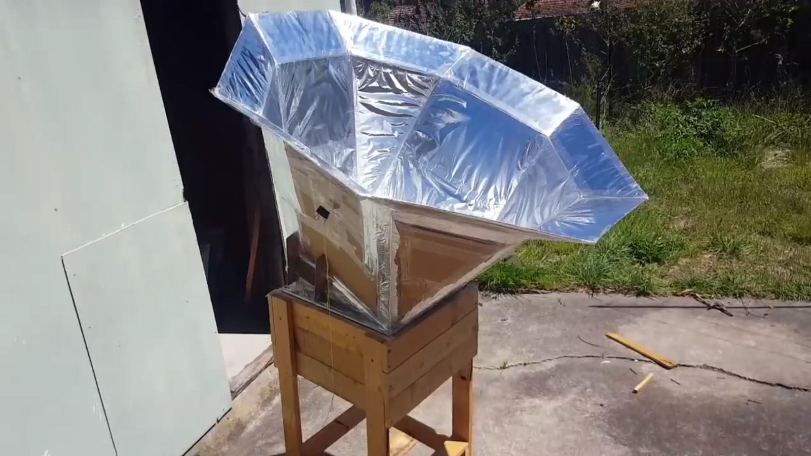 How to Make a Solar Oven With Aluminum Foil